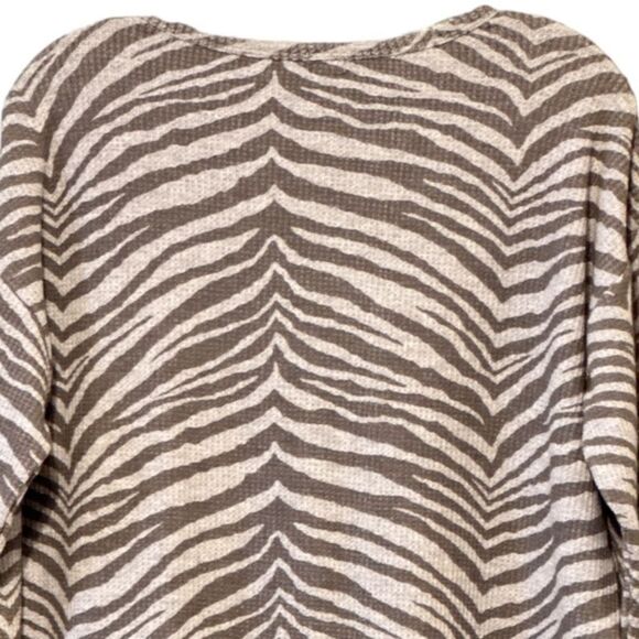 New Aerie oversized zebra print waffle knit thermal gray top, size small - Picture 4 of 9